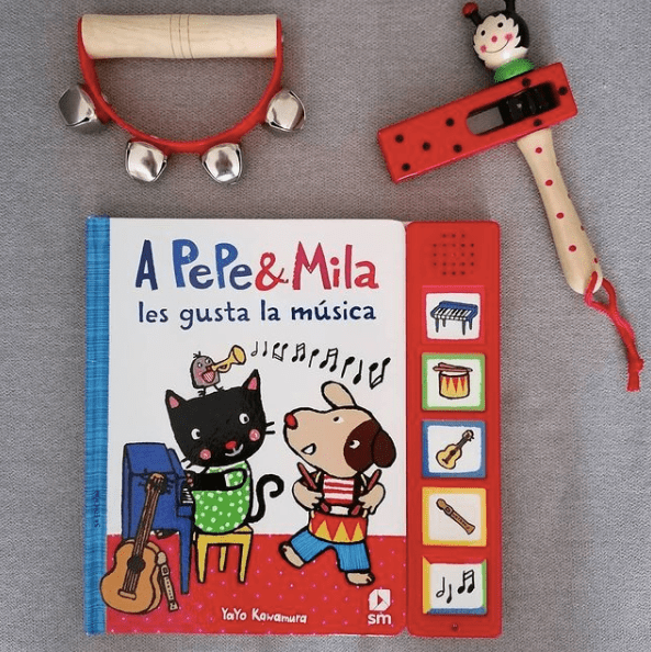 Pepe y Mila tocan instrumentos