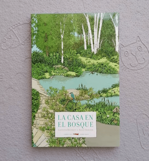 'La casa en el bosque', un maravilloso libro silente en formato acordeón